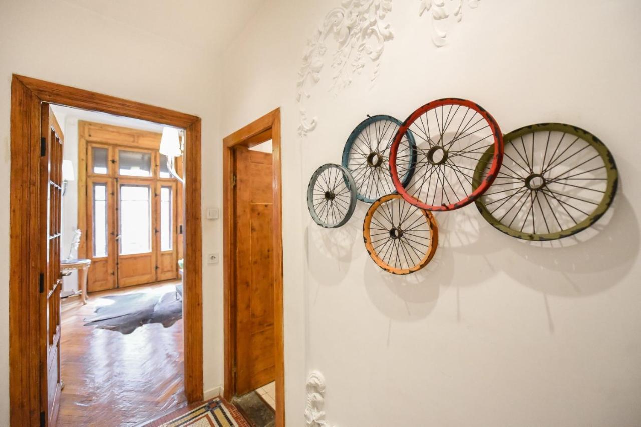 Vintage Elegance, Modern Comfort: 1Br Apartment Overlooking Calea Victoriei Bukares Bagian luar foto