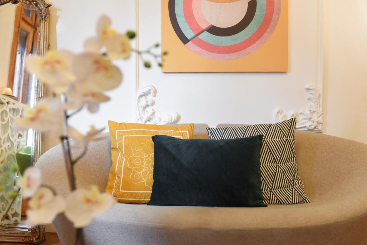 Vintage Elegance, Modern Comfort: 1Br Apartment Overlooking Calea Victoriei Bukares Bagian luar foto
