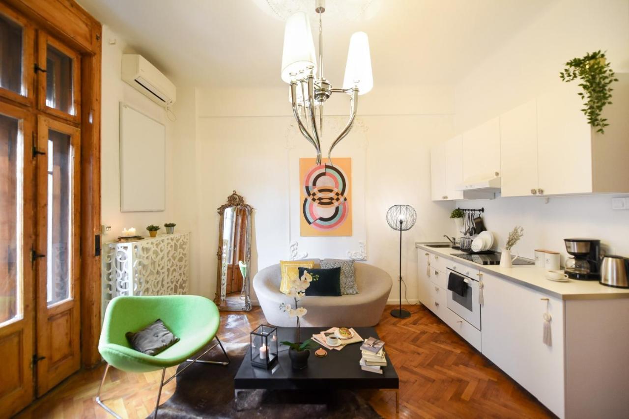 Vintage Elegance, Modern Comfort: 1Br Apartment Overlooking Calea Victoriei Bukares Bagian luar foto