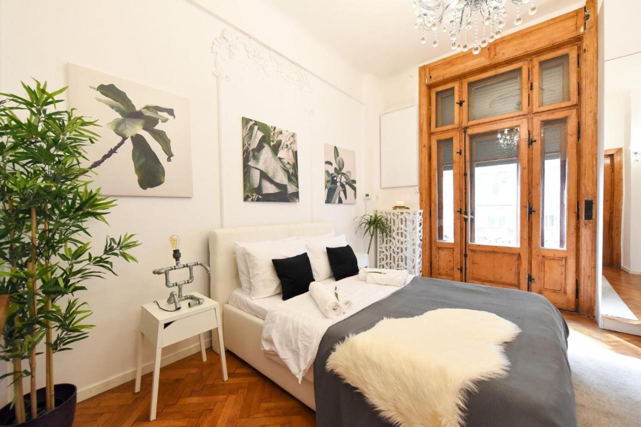 Vintage Elegance, Modern Comfort: 1Br Apartment Overlooking Calea Victoriei Bukares Bagian luar foto