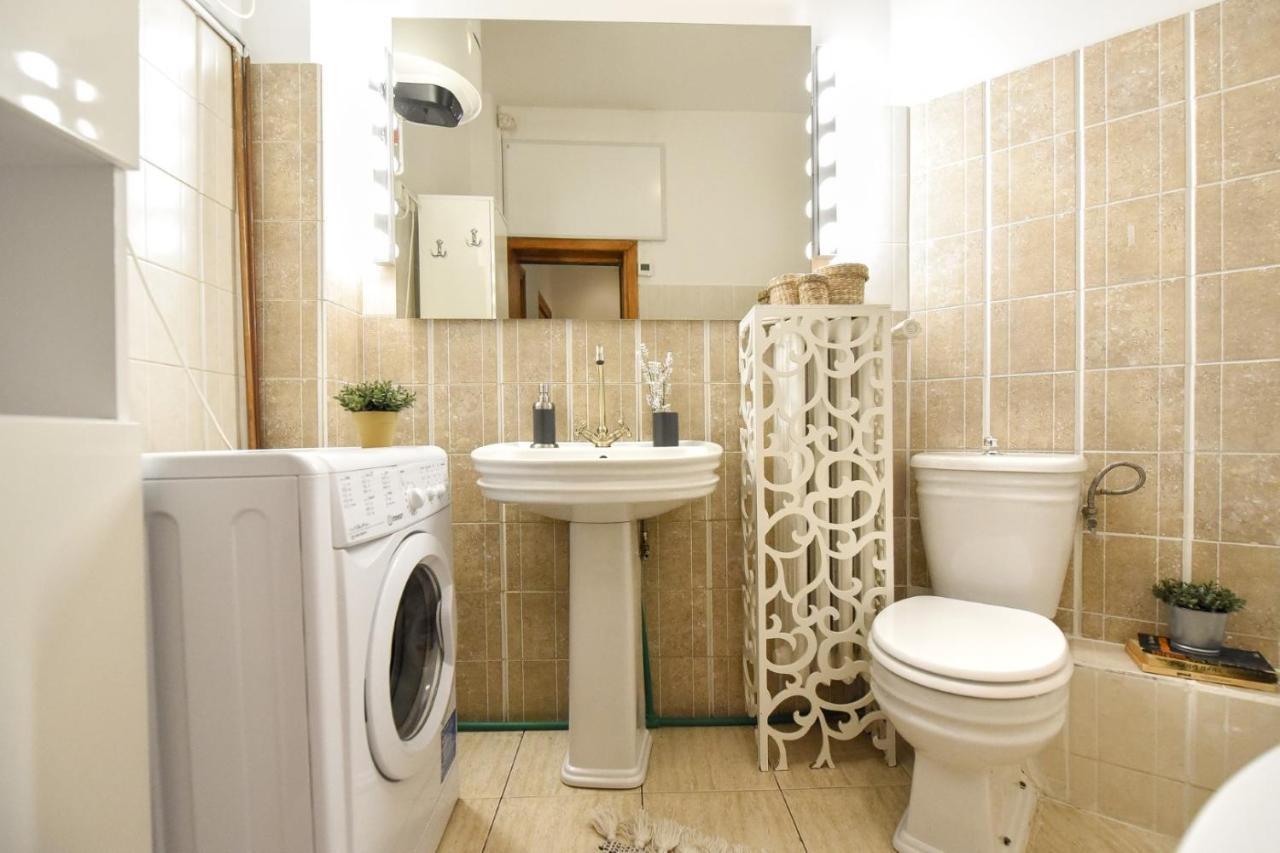Vintage Elegance, Modern Comfort: 1Br Apartment Overlooking Calea Victoriei Bukares Bagian luar foto