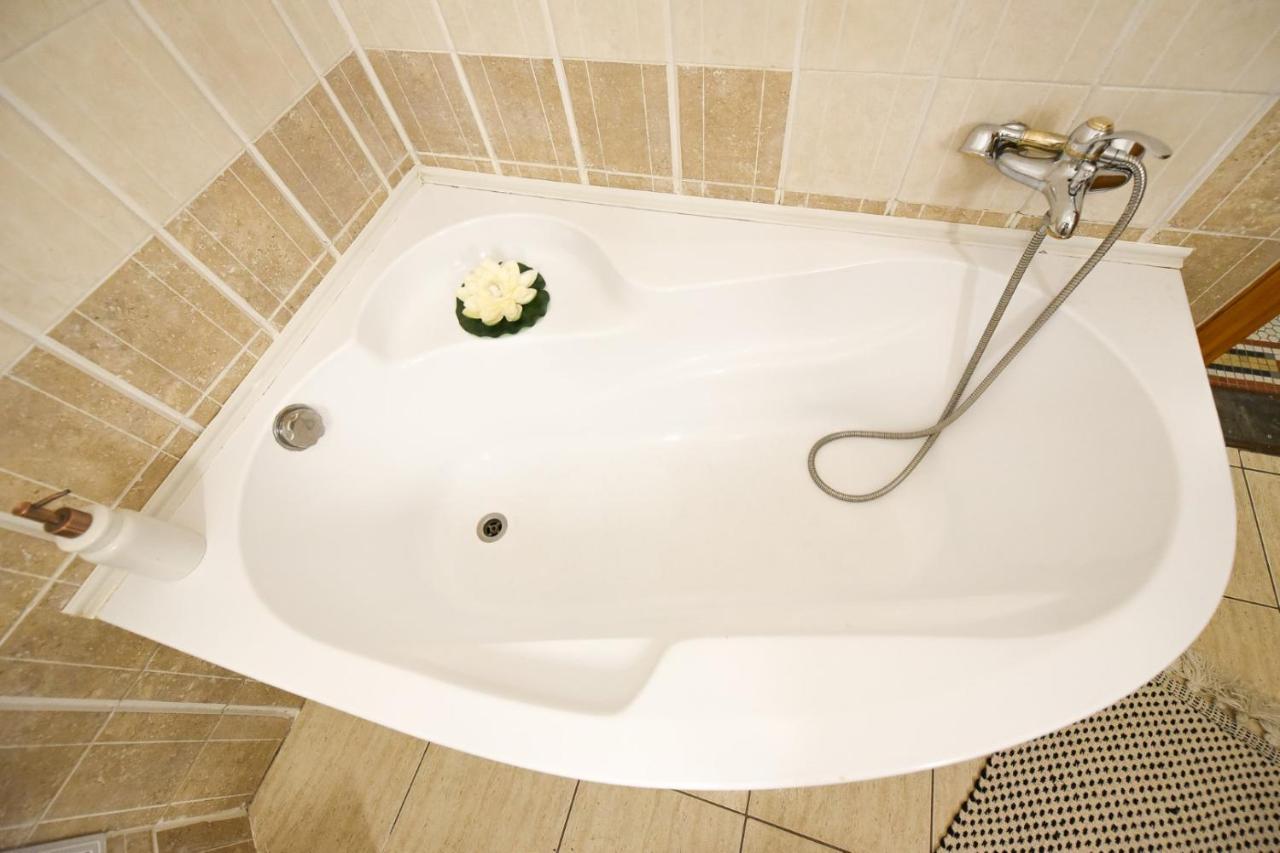 Vintage Elegance, Modern Comfort: 1Br Apartment Overlooking Calea Victoriei Bukares Bagian luar foto