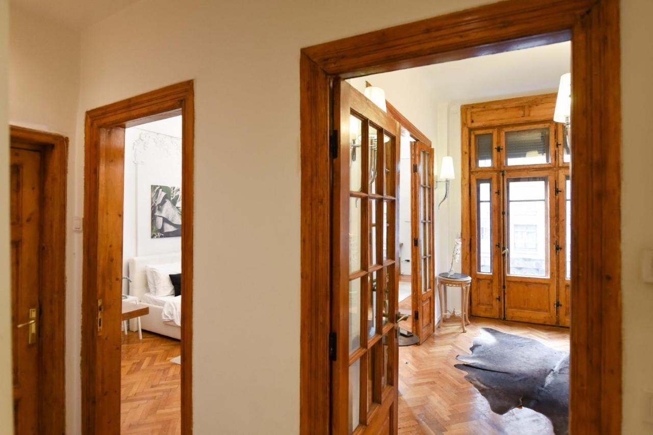 Vintage Elegance, Modern Comfort: 1Br Apartment Overlooking Calea Victoriei Bukares Bagian luar foto
