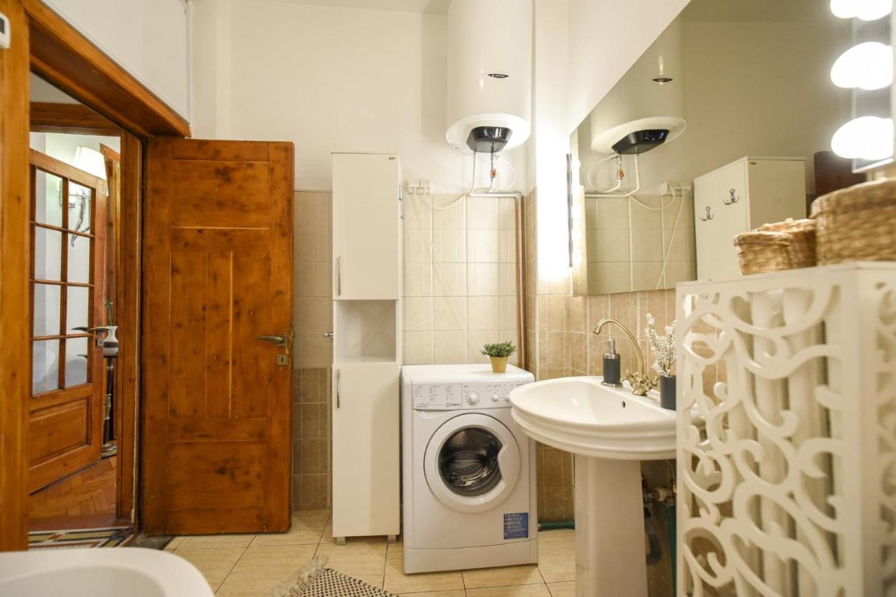 Vintage Elegance, Modern Comfort: 1Br Apartment Overlooking Calea Victoriei Bukares Bagian luar foto